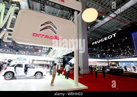 ---- Besucher ausprobieren oder bei Citroen und Peugeot Autos auf Anzeige während des 16. Shanghai Internationalen Automobil- Ausstellung, auch kn Stockfoto