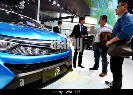 ---- Besucher Blick auf einen BYD Yuan Plug-in-Hybrid-SUV auf dem Display während der 16. Internationalen Automobil- Ausstellung in Shanghai, auch bekannt als Stockfoto