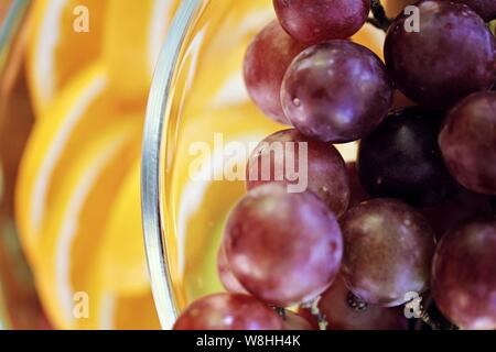 Nahaufnahme der roten Trauben in einer Schüssel Stockfoto