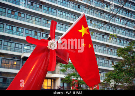 Eine chinesische Flagge auf dem Leitwerk der hausgemachten Hubschrauber-förmige Fahrzeug gebaut von pensionierten chinesischen Ingenieur Yuan Jingying auf einem r installiert Stockfoto