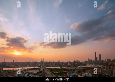 Blick auf die Nanpu Brücke über den Fluss Huangpu in Puxi, Shanghai, China, 13. April 2015. Stockfoto