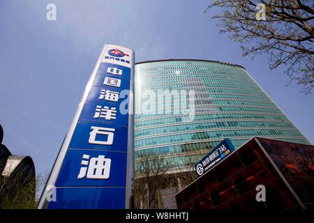 ---- Blick auf die Konzernzentrale von Cnooc (China National Offshore Oil Corporation) in Peking, China, 5. April 2015. Umsatz von China Stockfoto