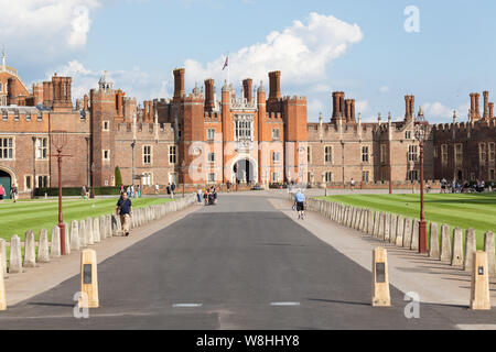 Die Westfassade und Haupteingang zum Hampton Court Palace, Richmond upon Thames, London, England, UK. Stockfoto