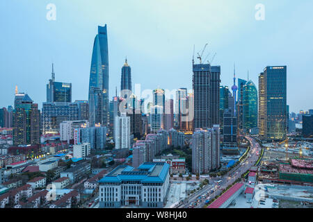 Blick auf das Finanzviertel Lujiazui mit den Oriental Pearl TV Tower, den Jinmao Tower, die Shanghai Stock Exchange (SSE) und anderen Wolkenkratzern ein Stockfoto