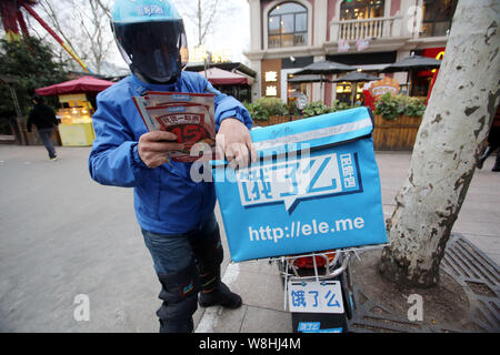 ---- Eine deliveryman der chinesischen Essen Firma Elé. Mir bereitet die Mahlzeiten in Shanghai, China, 24. März 2015 senden. China größten Mahlzeit Lieferung Stockfoto