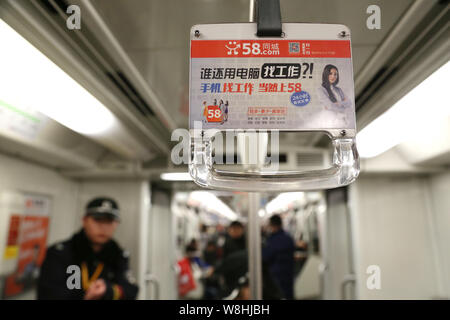 ---- Eine Werbung für Chinesische eingestuften on-line-Aufstellungsort 58.Com mit chinesischen Schauspielerin Yang Mi dargestellt in einer U-Bahn in Shanghai, China, Stockfoto