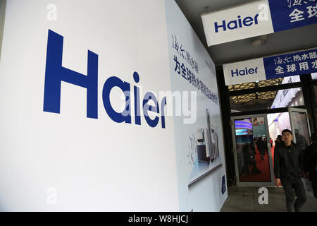 ---- Besucher vorbei an einer Werbung für Haier während der 2015 Appliance und Elektronik Weltausstellung in Shanghai, China, 13. März 2015. China" Stockfoto