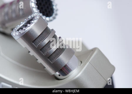 Nahaufnahme von Stereo Mikrofon auf weißem Hintergrund Stockfoto
