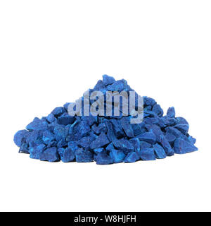 Ein Haufen von Orange Steine für die Dekoration. Kies isoliert auf weißem Hintergrund. Stockfoto