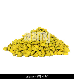 Ein Haufen von Orange Steine für die Dekoration. Kies isoliert auf weißem Hintergrund. Stockfoto