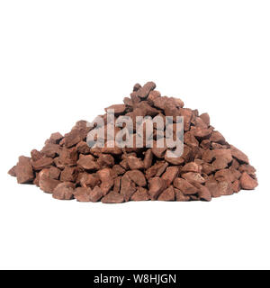 Ein Haufen von Orange Steine für die Dekoration. Kies isoliert auf weißem Hintergrund. Stockfoto