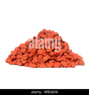 Ein Haufen von Orange Steine für die Dekoration. Kies isoliert auf weißem Hintergrund. Stockfoto