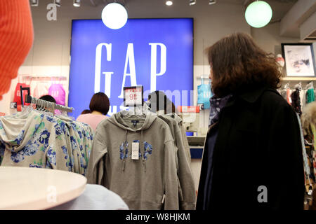 ------ Kunden in einem Geschäft von GAP in Shanghai, China, 2. März 2015. International fast-mode Marken weiterhin ihre aggressive Expansion auf Stockfoto