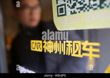---- Ein chinesischer Mitarbeiter im Büro an einem Zweig von AUTO (China Auto Mieten) in Shanghai, China, 16. Februar 2015 gesehen. Auto Inc., Chinas bigge Stockfoto