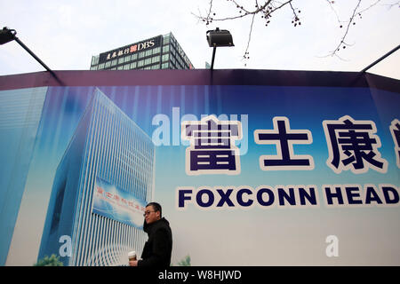 ---- Einen Fußgänger an einem Namensschild des Foxconn zentrale Gebäude im Bau in Pudong, Shanghai, China, 6. Februar 2015. Fox Stockfoto