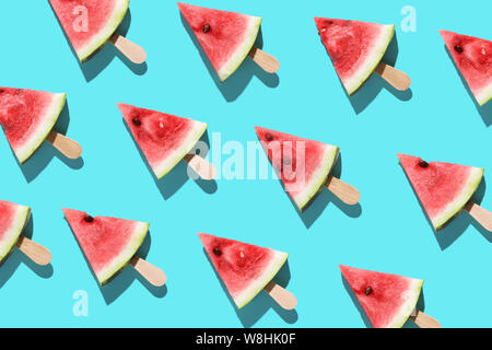 Flach Blick von oben auf die frische Wassermelone auf farbigen Hintergrund. Stockfoto