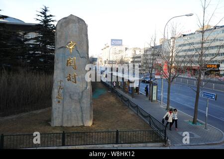 ---- Fußgänger vorbei an einem Namensschild von Zhongguancun in Beijing, China, 31. Januar 2015. Beijing Zhongguancun, einer der führenden t Stockfoto