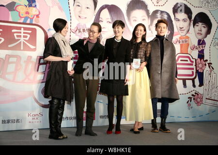 (Von links) chinesischen Schauspielerinnen Wang Lin, Xi Meijuan und Xu Fan, Taiwanesisch Model und Schauspielerin Lin Chi-ling, Chinesische Sänger und Schauspieler Ma Tianyu pose Durin Stockfoto