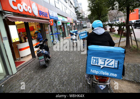 ---- Eine deliveryman der chinesischen Essen Firma Elé. Mich reitet sein Roller in Shanghai, China, 20. Januar 2015. China größten Essen st Stockfoto