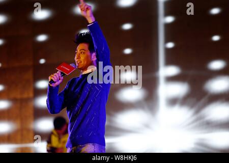 Taiwanesische Sänger Jimmy Lin führt zu einer Werbeveranstaltung für Immobilien Projekt von Wanda in Hefei, Provinz Anhui, China 10 Januar 2 Stockfoto