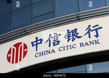 ---- Blick auf eine Tafel von China CITIC Bank von Citic Group in Shanghai, China, 24. Dezember 2014. China CITIC Bank, eine der führenden chinesischen Banken, Stockfoto