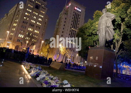 Menschen versammeln sich vor der Statue des ehemaligen Bürgermeister von Shanghai Chen Yi auf der Website von Eva Ansturm des Neuen Jahres auf den Bund in der Nacht in Shanghai, Chi Stockfoto