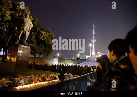 Menschen versammeln sich vor der Statue des ehemaligen Bürgermeister von Shanghai Chen Yi auf der Website von Eva Ansturm des Neuen Jahres auf den Bund in der Nacht in Shanghai, Chi Stockfoto