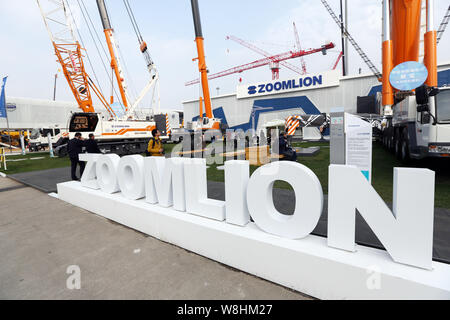 ---- Besucher Blick auf Bau maschinen der Zoomlion auf Anzeige an der 7. Internationalen Fachmesse für Baumaschinen, Baustoffmaschinen Materia Stockfoto