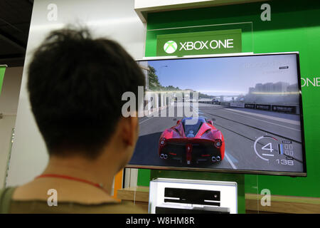 ---- Einen Kunden spielt elektronische Spiele auf einer Xbox eine Spielkonsole zu einem suning Haushaltsgeräte in Shanghai, China, 29. September 2014. Produ Stockfoto