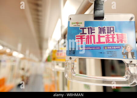 ---- Werbung des Chinesischen Online-rubrikenmärkte website ganji.com sind auf Griffe in einer U-Bahn in Shanghai, China, 26. August gesehen Stockfoto