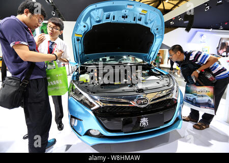 ---- Besucher auf einen BYD Qin Hybridauto auf Anzeige während der 2014 Pudong Internationalen Automobil- Ausstellung, die auch als automatische Pudong 2014 bekannt, ich Stockfoto