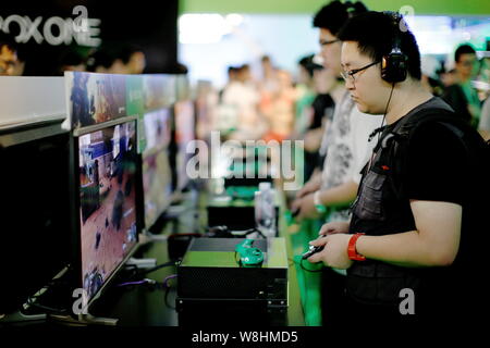 ---- Besucher Spielen elektronischer Spiele auf der Microsoft Xbox Spielkonsolen im 12. China Digital Entertainment Expo, auch als ChinaJoy bekannt Stockfoto