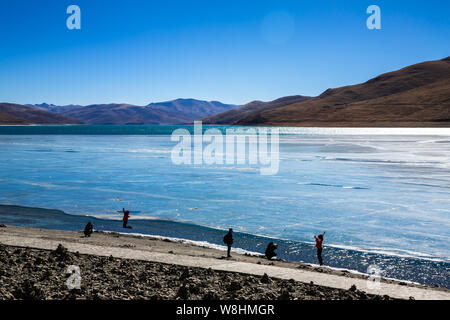 ------ Landschaft der Yamdrok Tsho oder Yamdrok See, in Nagarze County, Shannan Präfektur, Südwesten Chinas Tibet autonomen Region, 6. Februar 2014. Stockfoto