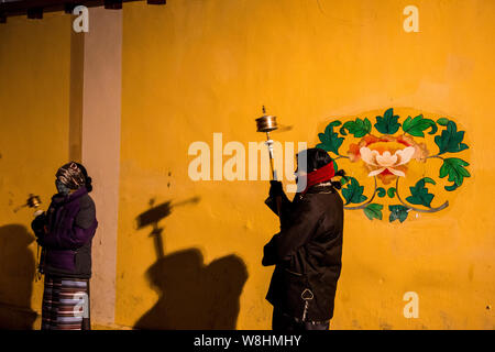 ---- Tibetische Frauen spin Gebetsmühlen auf dem Heiligen Hügel Chokpori oder Chakpori in Lhasa, im Südwesten Chinas Tibet autonomen Region, 2. Februar 2014. Stockfoto