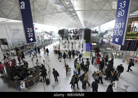 ---- Passagiere gehen an der Klemme der Hong Kong International Flughafen in Hongkong, China, 22. Dezember 2013. Hong Kong International Airport Stockfoto