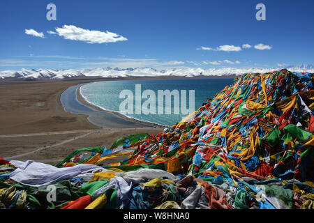 ------ Landschaft von Gebetsfahnen in der Nähe des Namtso See oder Nam ('himmlischen See') an der Grenze der Grafschaft Damxung von Lhasa und Baingoin County von Nagqu Stockfoto