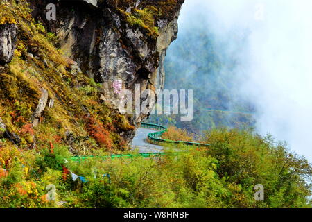 ------ Landschaft der China National Highway 318 durch die Berge in der Nähe von Zhangmu Stadt, Nyalam County, Shigatse, der Südwesten Chinas Tibet autonomen R Stockfoto