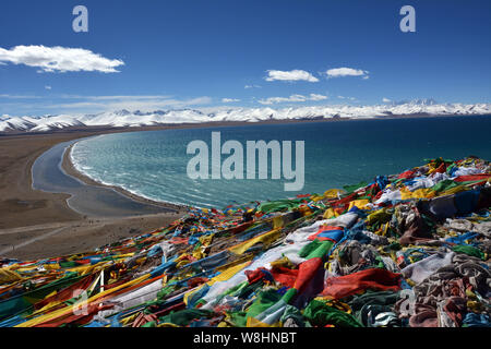 ------ Landschaft von Gebetsfahnen in der Nähe des Namtso See oder Nam ('himmlischen See') an der Grenze der Grafschaft Damxung von Lhasa und Baingoin County von Nagqu Stockfoto