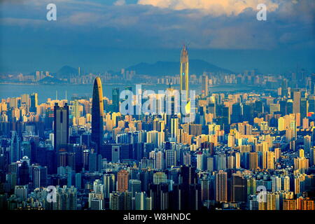 ---- Stadtbild der Innenstadt mit Clustern von Wolkenkratzern und Hochhäusern in Shenzhen, der südchinesischen Provinz Guangdong, 3. Juni 20 Stockfoto