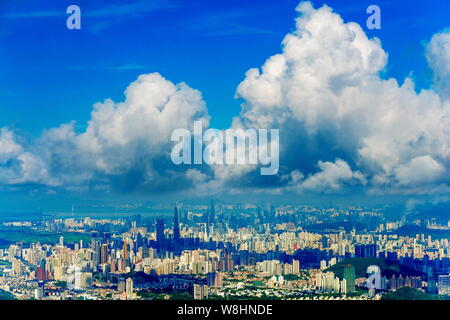 ---- Stadtbild der Innenstadt mit Clustern von Wolkenkratzern und Hochhäusern in Shenzhen, der südchinesischen Provinz Guangdong, 3. Juni 20 Stockfoto