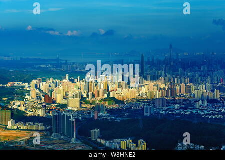 ---- Stadtbild der Innenstadt mit Clustern von Wolkenkratzern und Hochhäusern in Shenzhen, der südchinesischen Provinz Guangdong, 3. Juni 20 Stockfoto