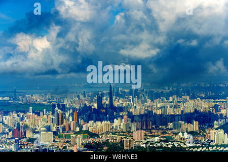 ---- Stadtbild der Innenstadt mit Clustern von Wolkenkratzern und Hochhäusern in Shenzhen, der südchinesischen Provinz Guangdong, 3. Juni 20 Stockfoto