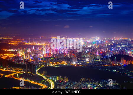 ------ Nacht Blick von Clustern von Wolkenkratzern und Hochhäusern in Shenzhen, der südchinesischen Provinz Guangdong, 2. Juni 2015. Stockfoto