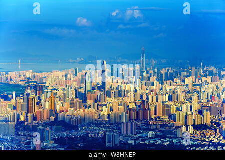 ---- Stadtbild der Innenstadt mit Clustern von Wolkenkratzern und Hochhäusern in Shenzhen, der südchinesischen Provinz Guangdong, 3. Juni 20 Stockfoto