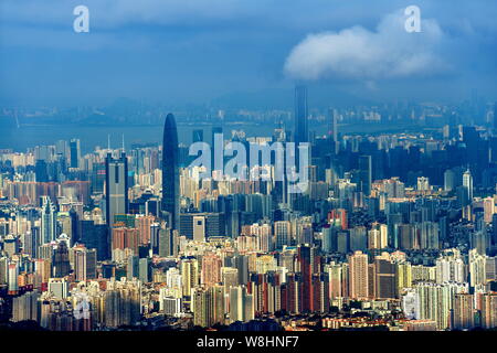 ---- Stadtbild der Innenstadt mit Clustern von Wolkenkratzern und Hochhäusern in Shenzhen, der südchinesischen Provinz Guangdong, 3. Juni 20 Stockfoto