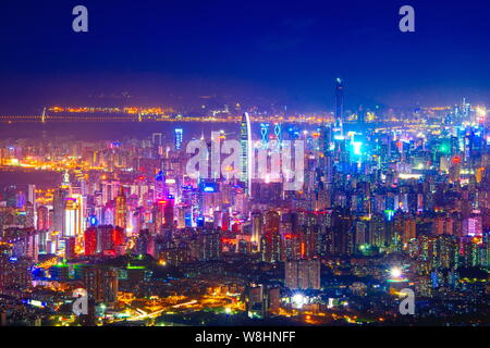 ------ Nacht Blick von Clustern von Wolkenkratzern und Hochhäusern in Shenzhen, der südchinesischen Provinz Guangdong, 2. Juni 2015. Stockfoto