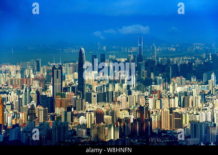 ---- Stadtbild der Innenstadt mit Clustern von Wolkenkratzern und Hochhäusern in Shenzhen, der südchinesischen Provinz Guangdong, 3. Juni 20 Stockfoto