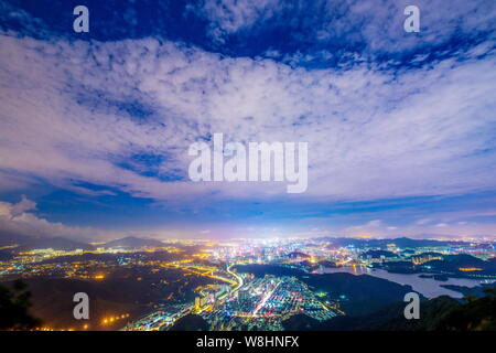 ---- Panorama in der Nacht von Clustern von Wolkenkratzern und Hochhäusern in Shenzhen, der südchinesischen Provinz Guangdong, 2. Juni 2015. Stockfoto