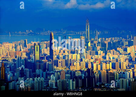 ---- Stadtbild der Innenstadt mit Clustern von Wolkenkratzern und Hochhäusern in Shenzhen, der südchinesischen Provinz Guangdong, 3. Juni 20 Stockfoto