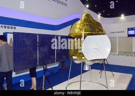 Ein Prototyp Modell von Chinas Mars Sonde ist auf dem Stand von Wissenschaft und Technik in China Aerospace Corporation während des 17 China Interna Stockfoto